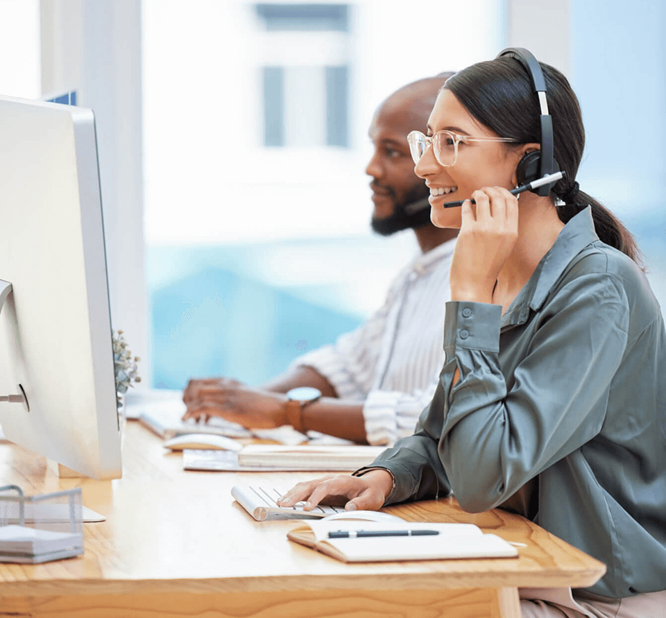 Friendly support character representing structured onboarding and training services