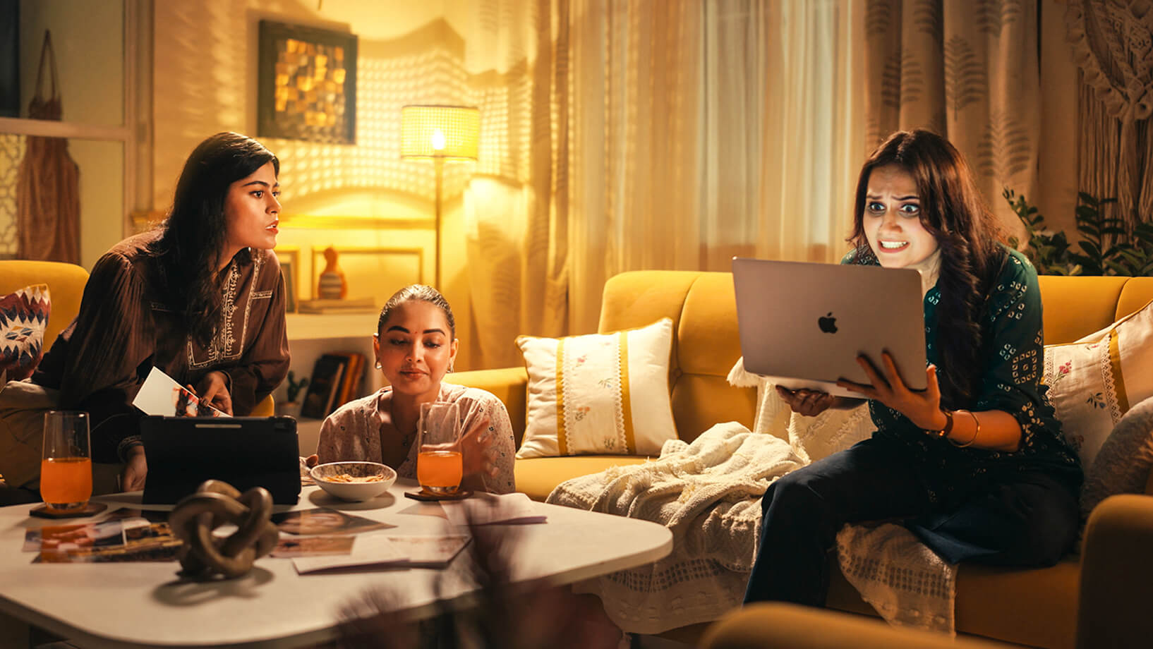 Move your business messaging forward with Zoho Cliq.